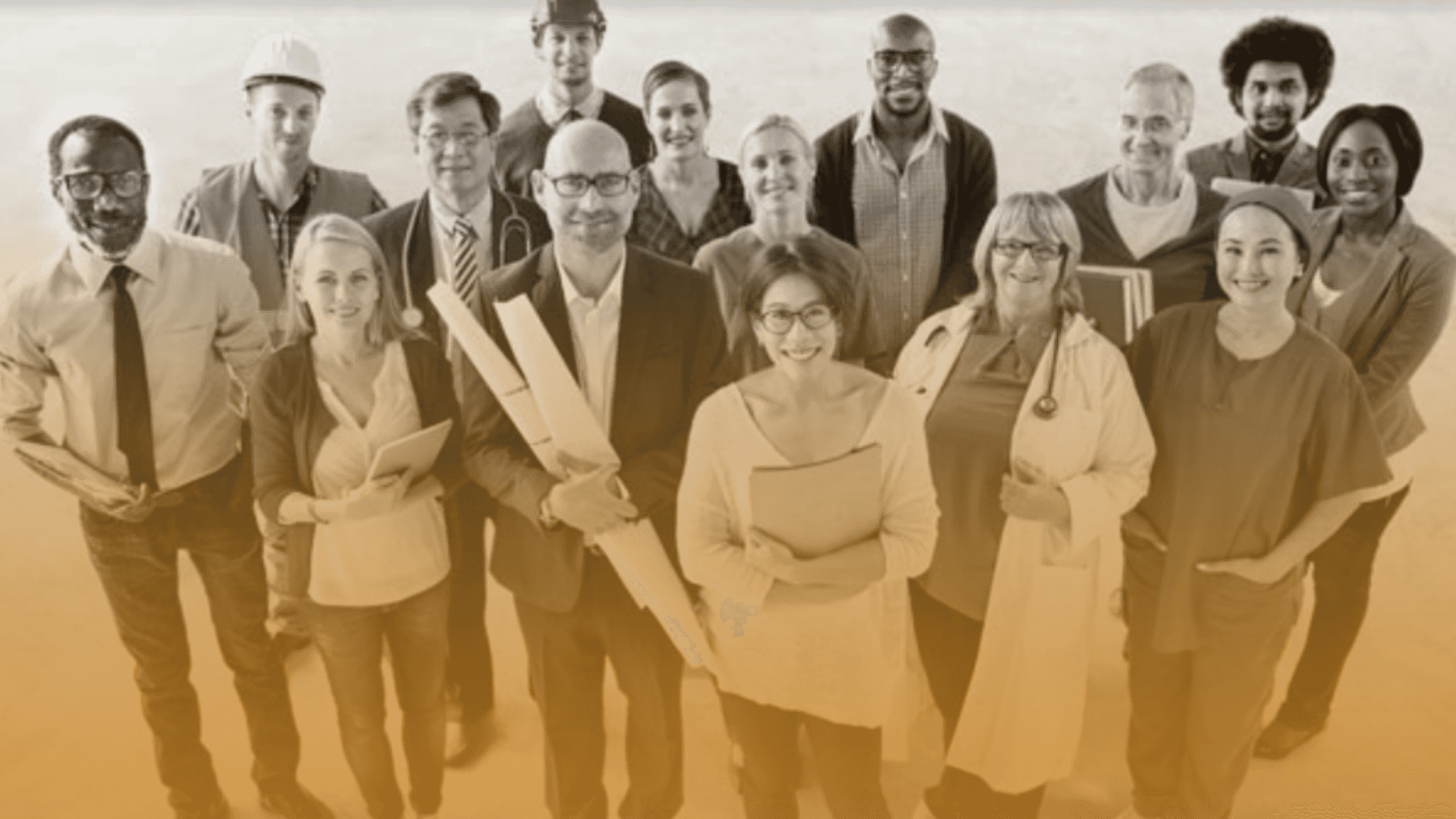 executiva com braços cruzados