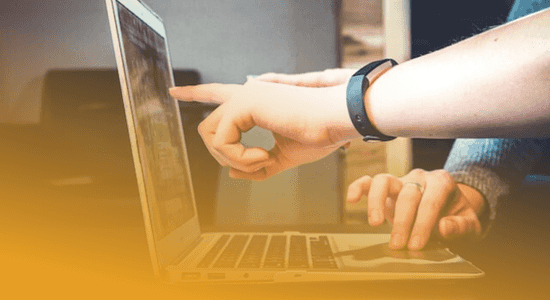 documentos sobre a mesa