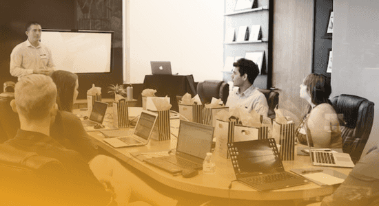 documentos sobre a mesa